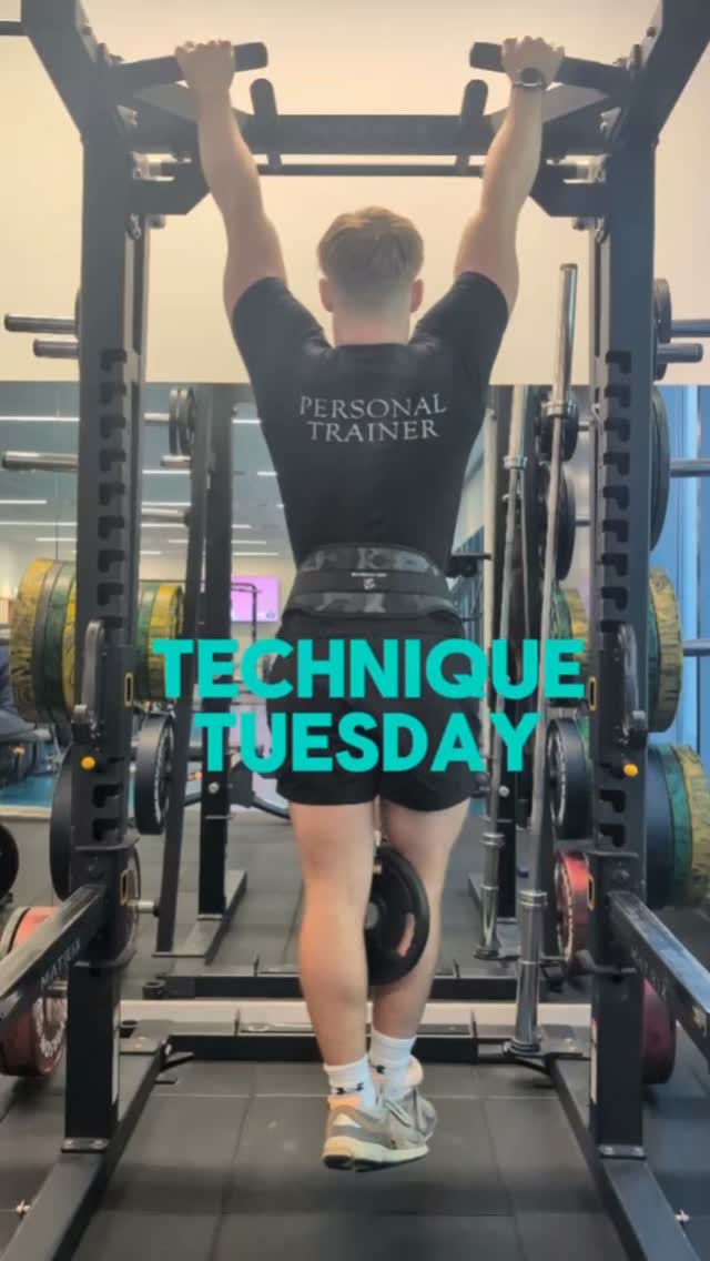 Wide grip pull ups? Chine ups? What's the difference, Leon will show you!
#sportscentre #findyourfitness #techniquetuesday